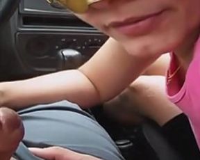 Raquel paid blowjob in the car stopped on the street - www.raquelexibida.net