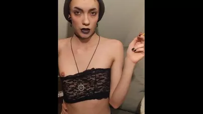 Petite Goth Smokes Cigare