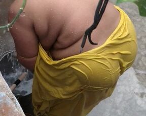 Bhabhi yallow panticot very sexy gaand