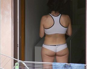 Brunette showing her ass to the neighborhood