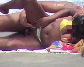 fucking the brunette on the beach comendo a morena em public