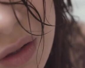 Hailee steinfeld sexy mouth in shower