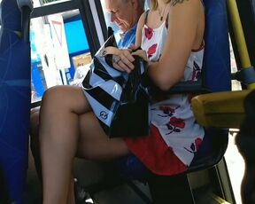 Upskirt chegando no onibus