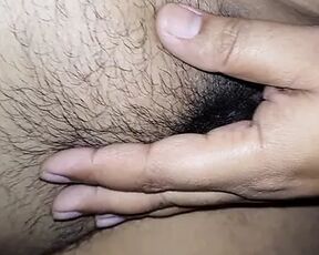 Badi behan ko rat me nangi karke chut me hath lagaya. Indian beautiful hairy pussy.