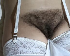 I show my hairy pussy before and after receiving a big cumshot