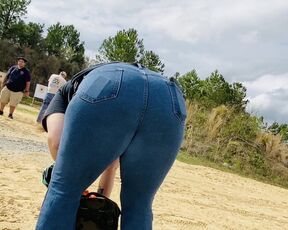 PAWG bends over in jeans