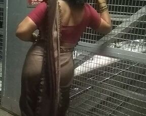 desi aunty hot gaand capture at train station dam she is hot