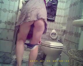 Visiting MILF on vacation (hidden shower cam)