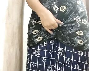 Hot aunty ne aapne kapde uatare aur dekhaya hot figure indian hot desi aunty