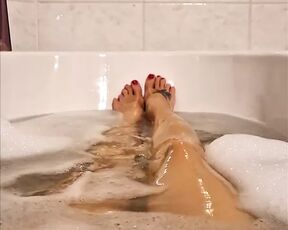 Lea Seductive - Perfect soles and feet in the bathtub soft and silky