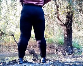 Curvy MILF in leggings pissing in the park