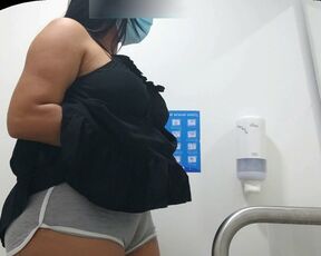 CAMERA CAPTURING CAMELTOE OF GIRL WITH BIG ASS IN PUBLIC BATHROOM