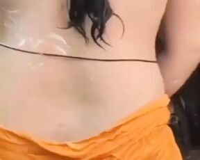 Indian Desi Village bhabhi ko nahate huwe video banane