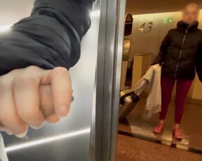 An unknown sporty girl from the hotel gives me a blowjob in the public elevator and helps me finish cumming