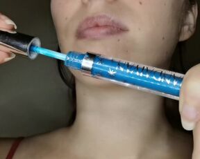 le gloss bleu glisse sur mes lèvres pour briller