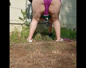 PAWG P1SSQUEEN Pisses in the Garden Pulling Weeds