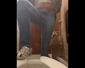 Yall Love When I Piss.. PUBLIC BATHROOM PEEING VIDEO ~ Silencia Queen